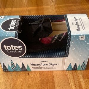 Totes Toasties Men’s Memory Foam Slippers. Black w/ red plaid trim. Size M. NIB
